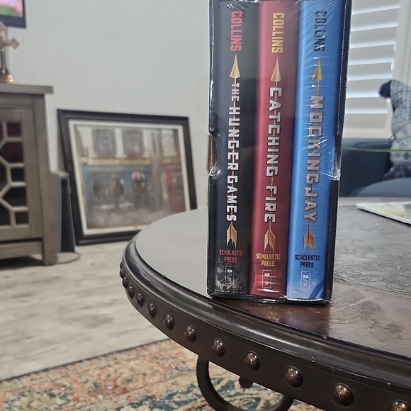 The Hunger Games Trilogy Box Set - Picture 4 of 7
